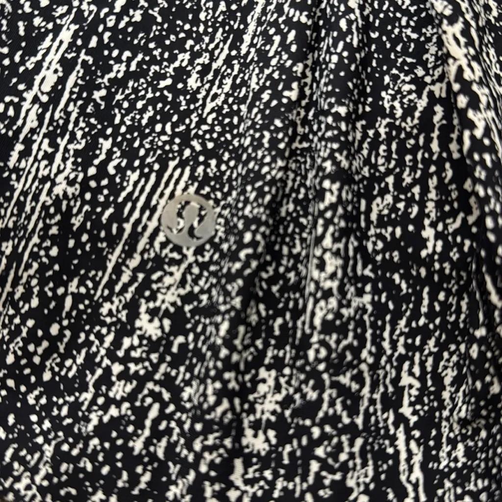 LULULEMON BLACK WHITE STRETCHY PULL - ON POCKETS PLEATED SKIRT / SHORTS SIZE‎ 4 - Image 5