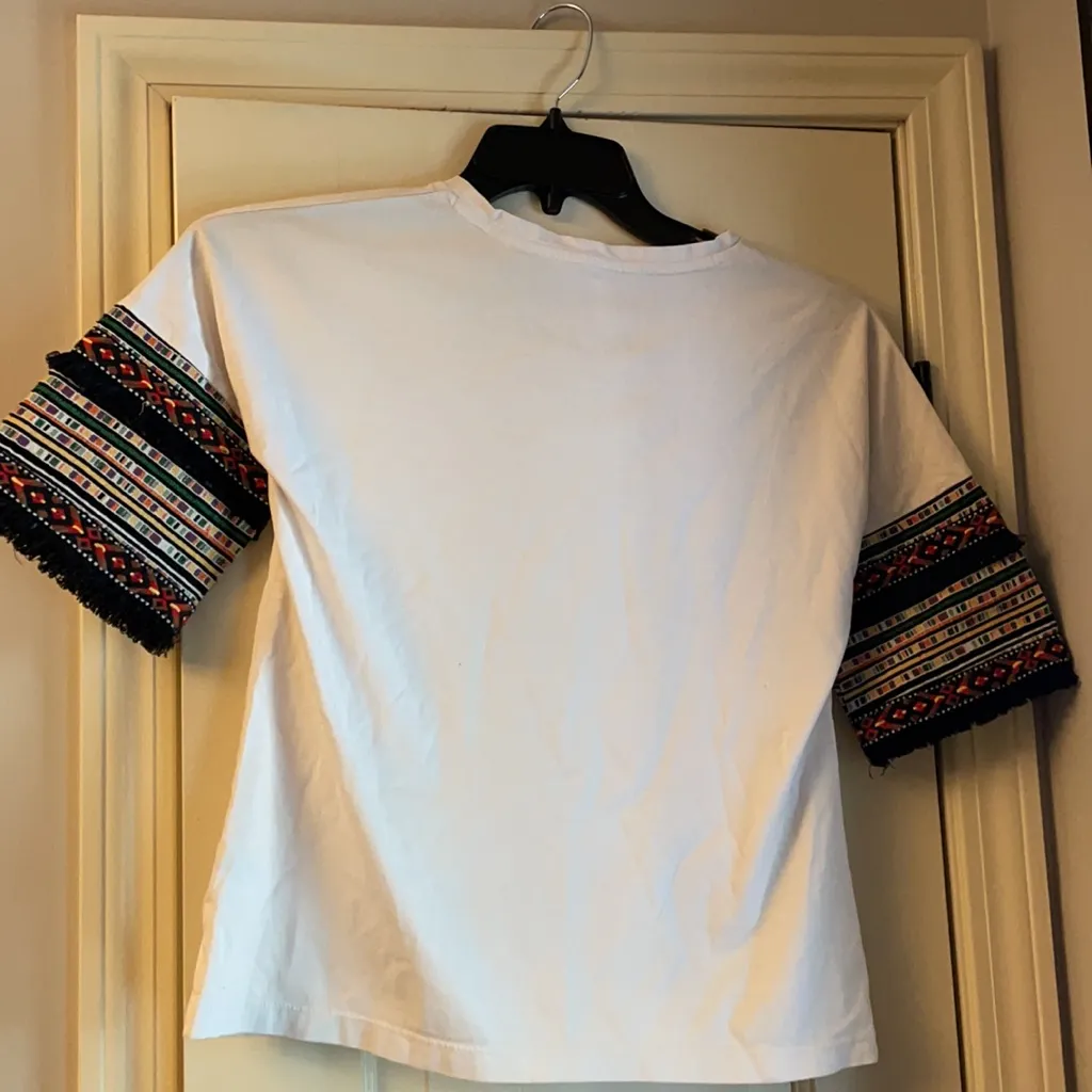 Gianni Bini white top with tribal short sleeves - Image 5