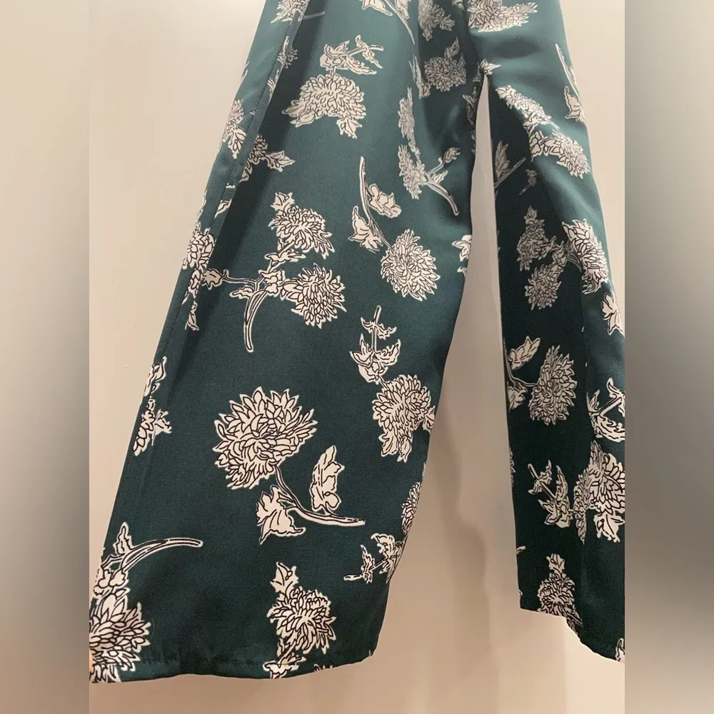 NWOT Lulu's Doyle Green & White Floral Printed Sleeveles Jumpsuit - XS - Image 14