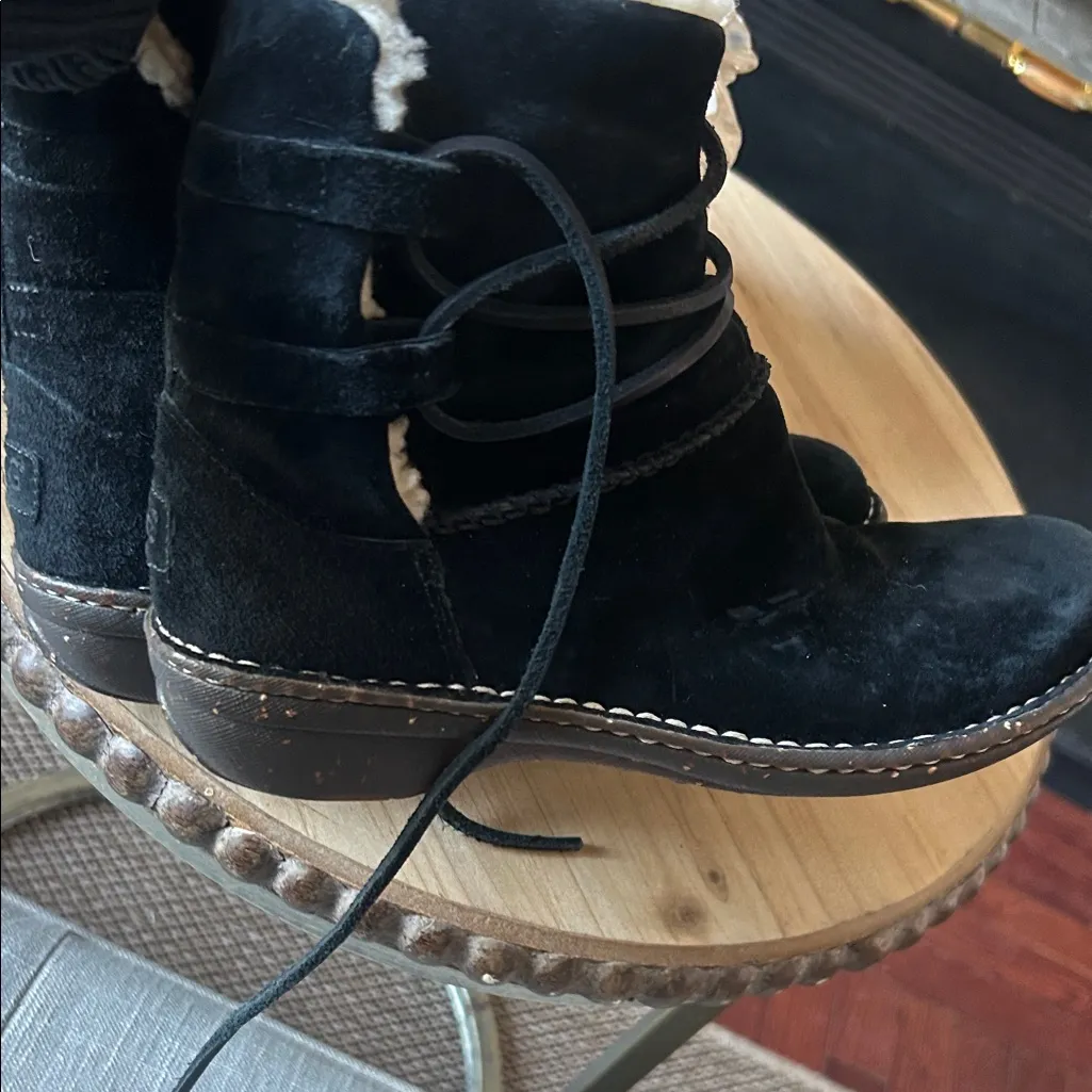 UGG Caspia 3335 Black Leather Lace Up Shearling Ankle Boots Size 7 - Image 3