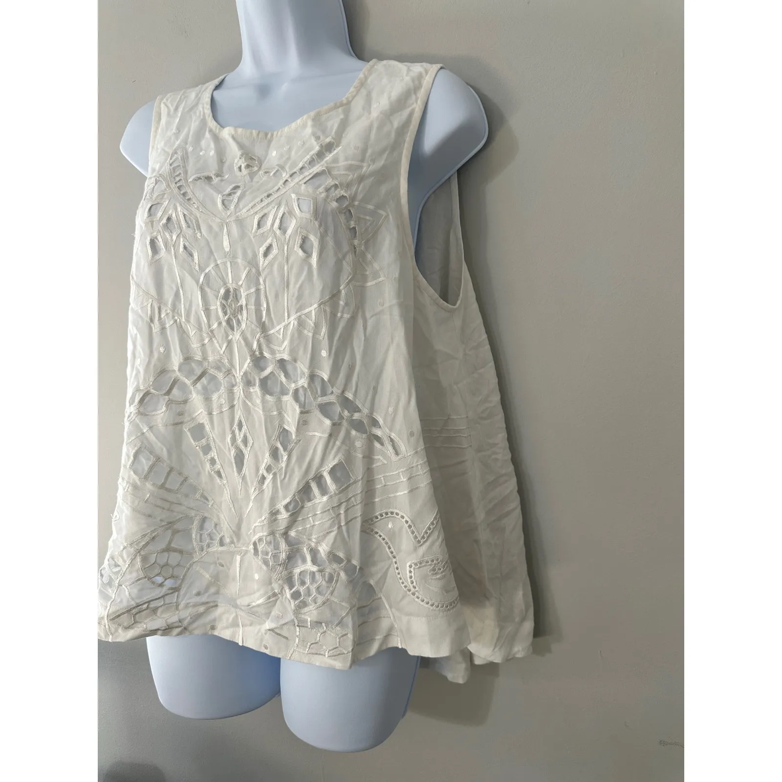 HD in Paris Anthropologie‎ White Sleeveless Eyelet Tank Top Size M - Image 2