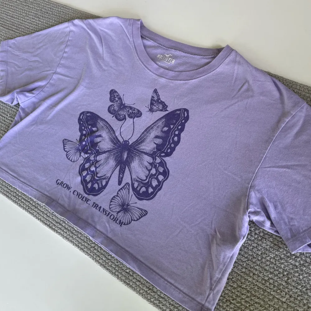 Hollister Purple Butterfly Cropped Graphic Tee Shirt Size XS - Image 7