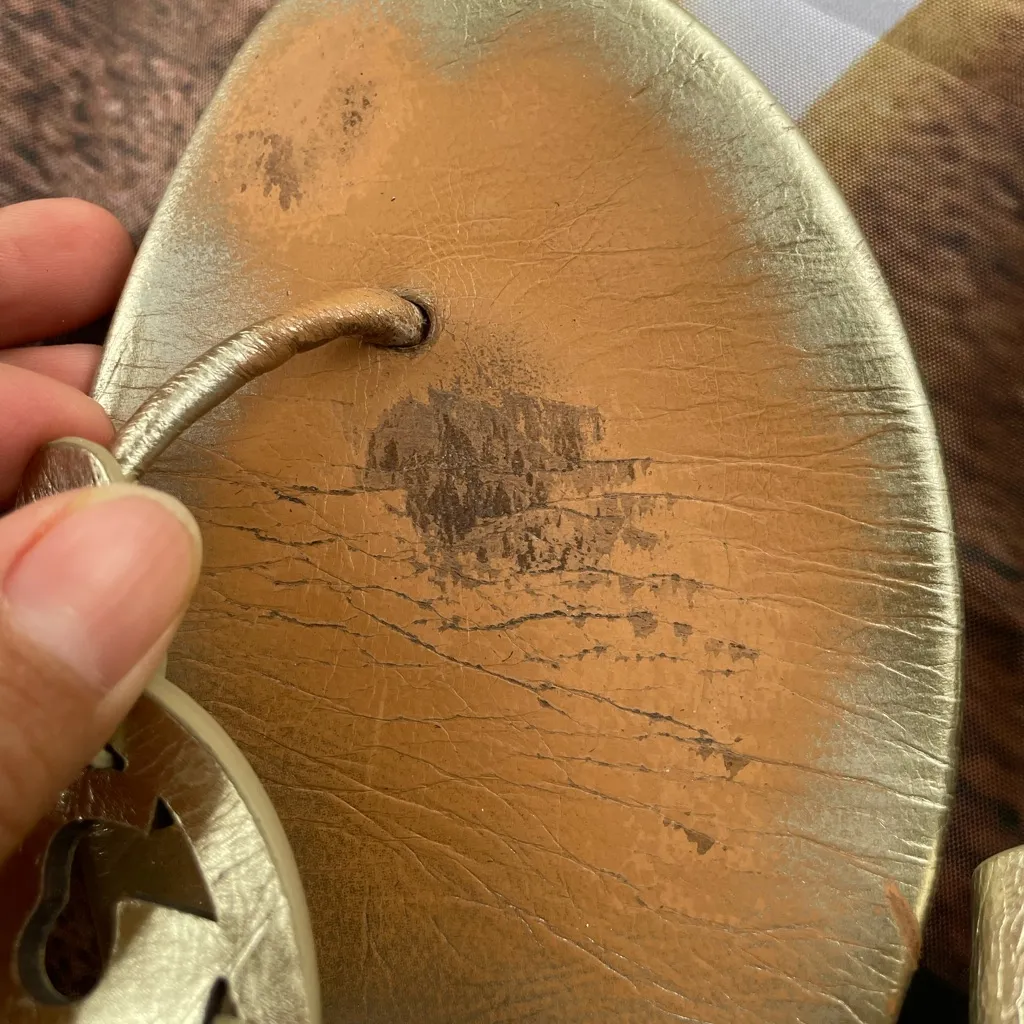 Tory Burch Gold Sandals Elegant Design - Image 4