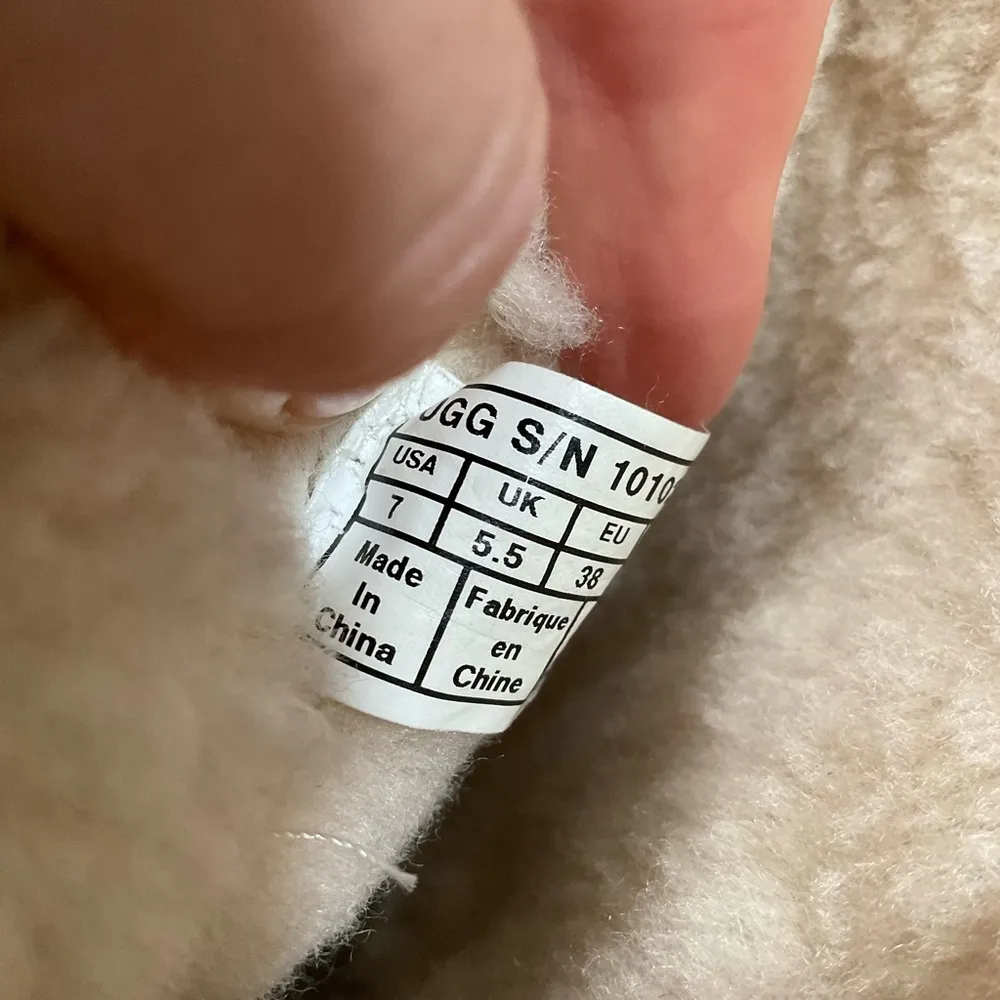 UGG CLASSIC FLORA PERFORATED LEATHER BOOTS - Image 5