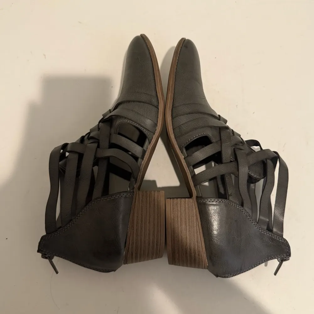 Maurices Diana Strappy Cutout Faux-Leather Distressed Ankle Bootie Gray Size 9 - Image 6