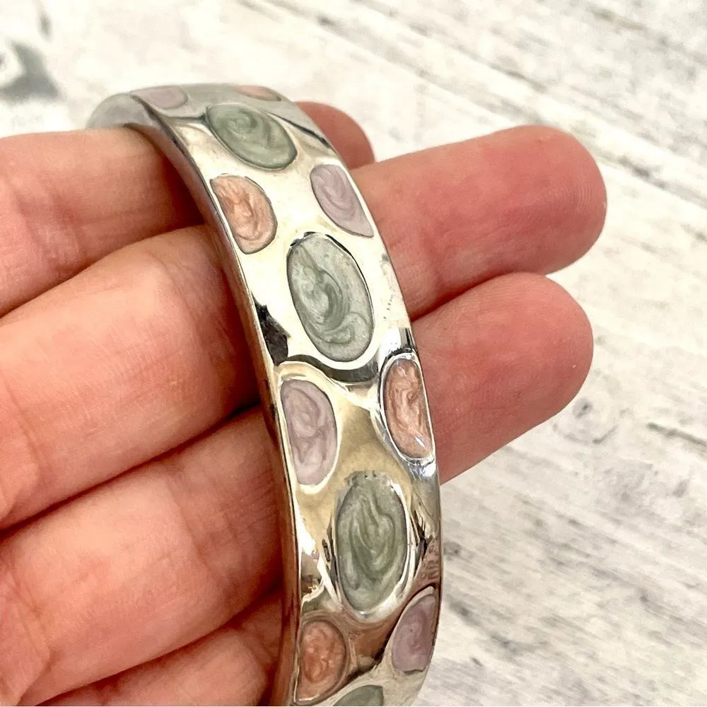 Silver tone colorful swirl spring bracelet - Image 4