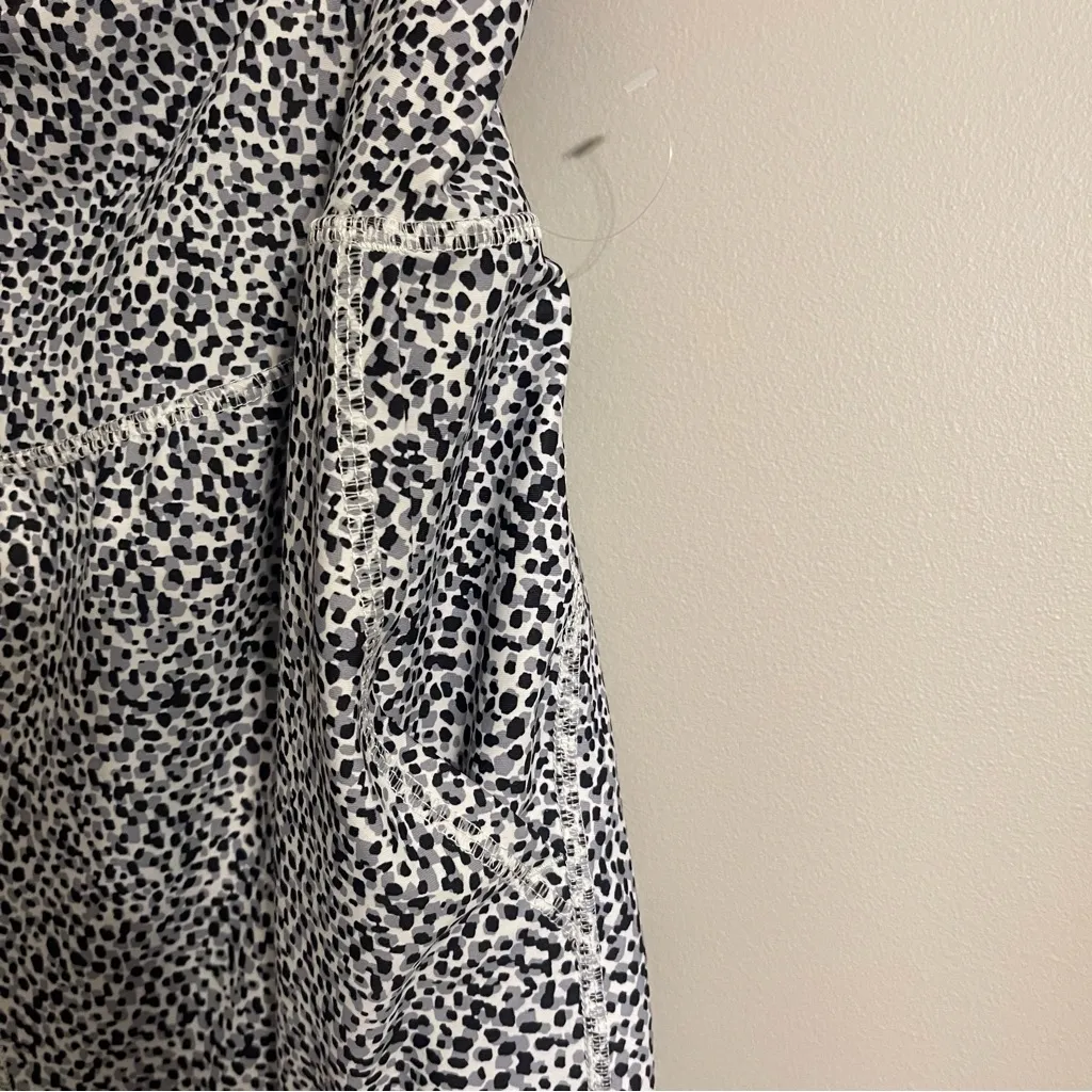 Old Navy Black and White Patterned Joggers NWOT - Image 4