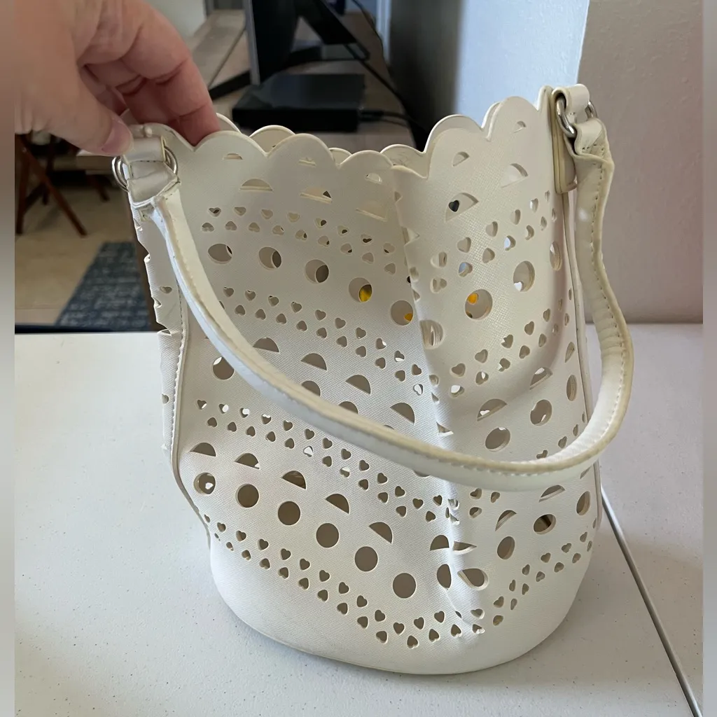 Neiman Marcus white bucket bag with cutout details and a scalloped edge - Image 2