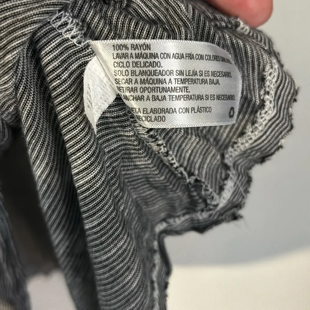 Mossimo supply co. V neck blouse . Stretchy size large - Image 4