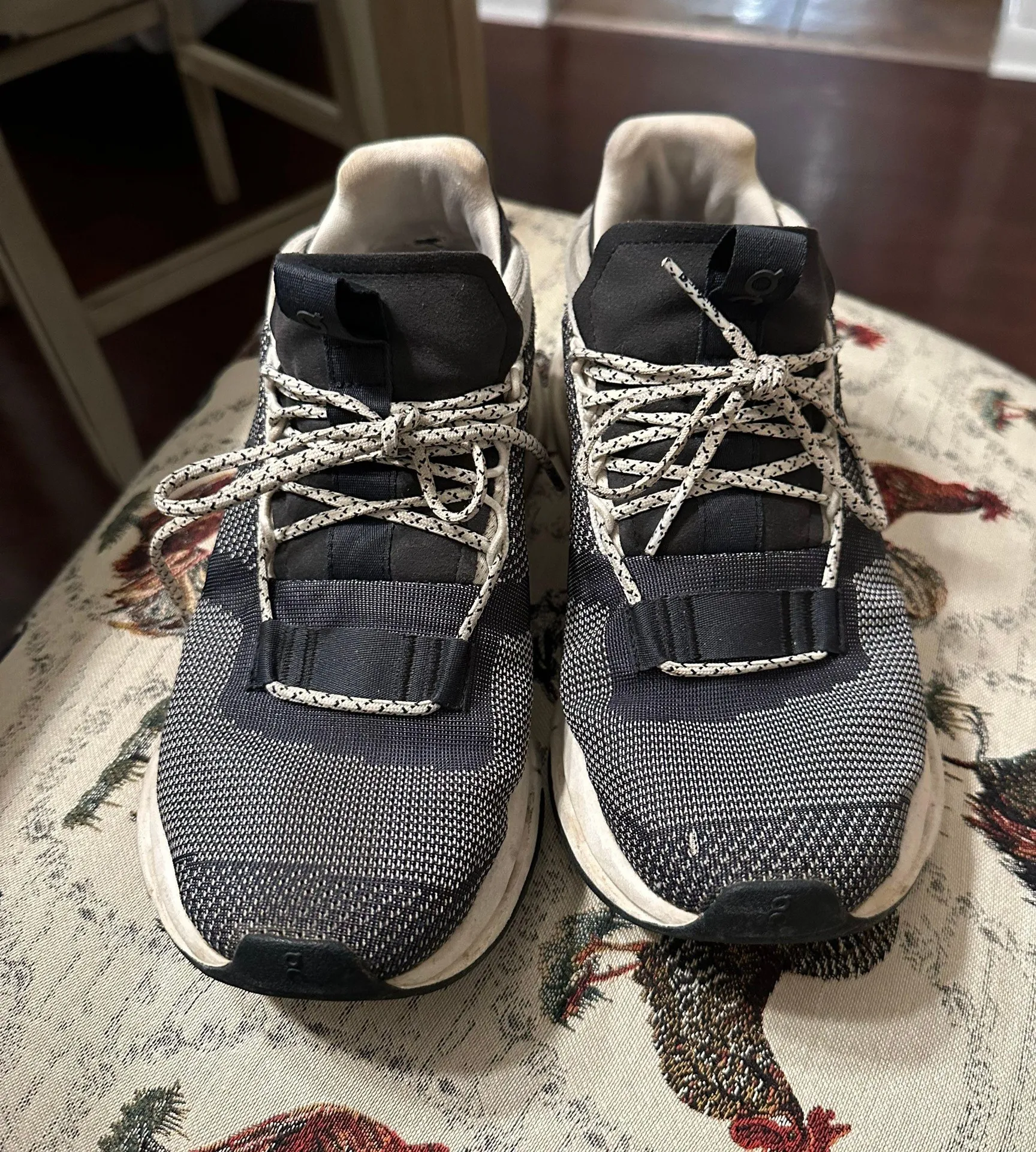 On Cloud  Cloudnova Running Shoes - Image 2