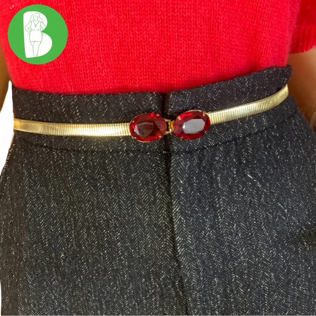 VINTAGE 1980'S GOLD TONE METAL STRETCH BELT WITH RED PLASTIC JEWEL BUCKLE (S/M) - Image 2