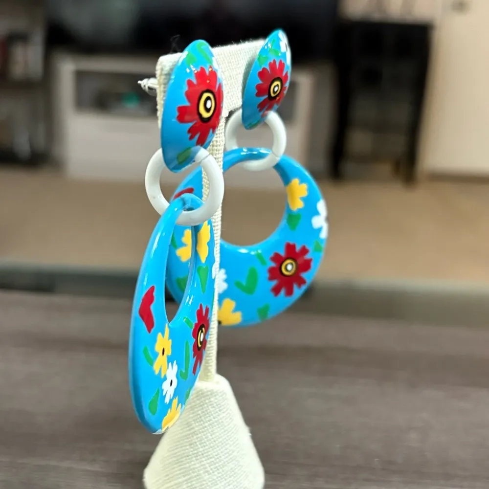 Retro Mod Blue Floral Hoop Dangle Earrings - Image 3