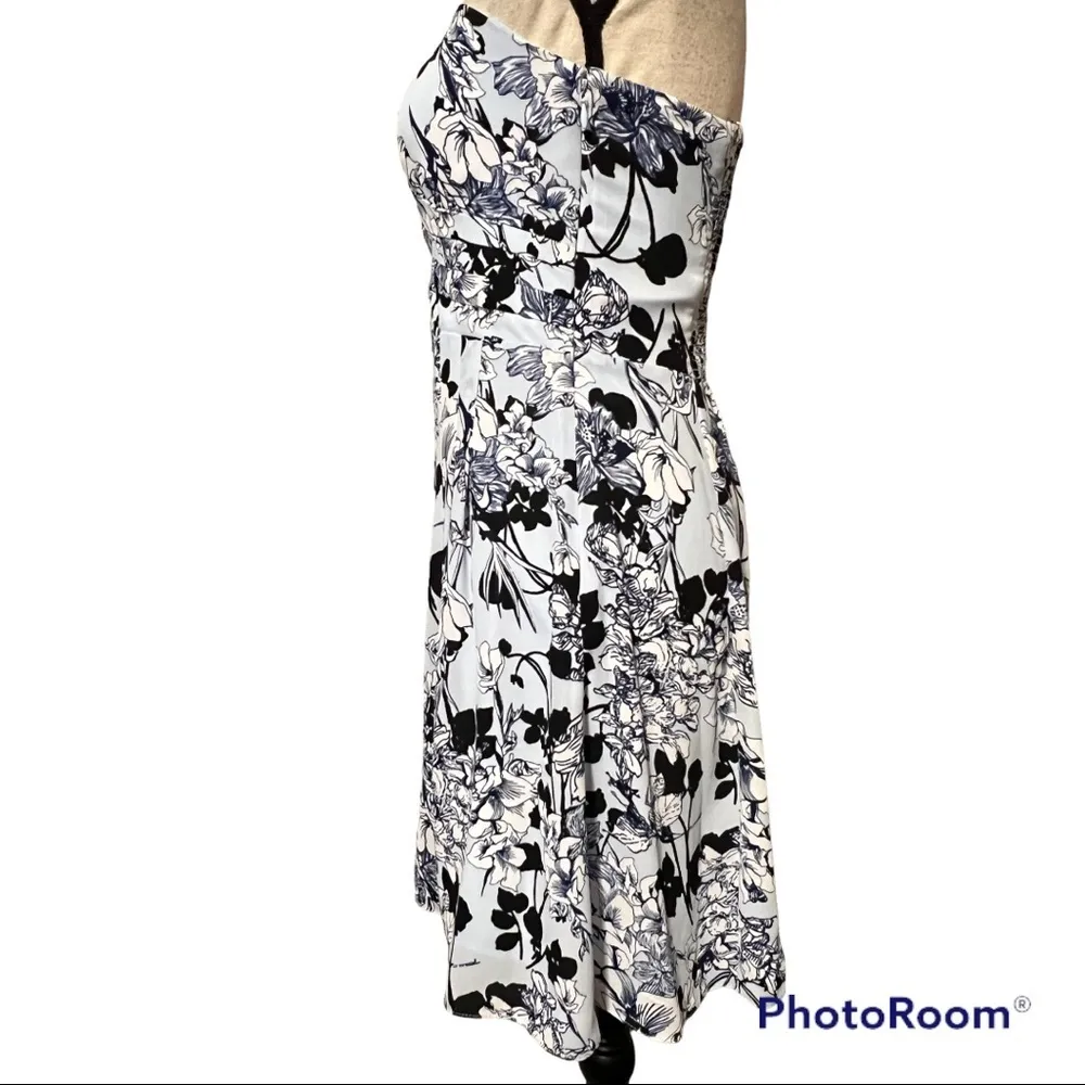 Express size 6 fit and flare strapless dress floral print blue black zips close - Image 4