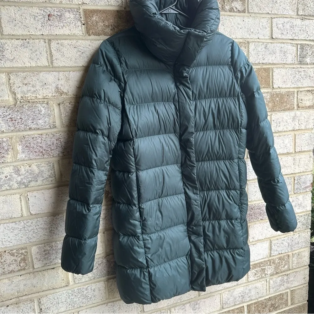Uniqlo Women’s Ultra light down  turquoise/emerald puffer jacket size small - Image 9