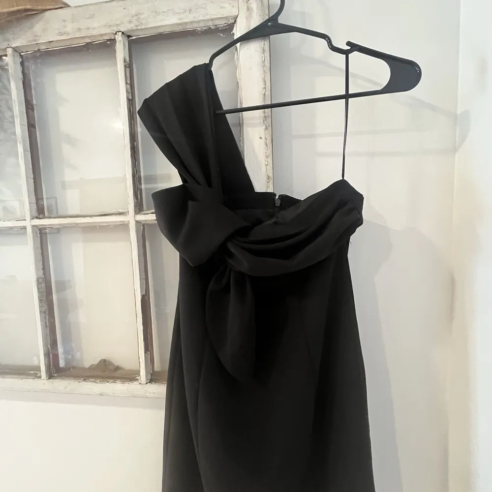 Trina Turk Size 4 Women's One Shoulder Cocktail Dress Black Bow $140 - Image 4