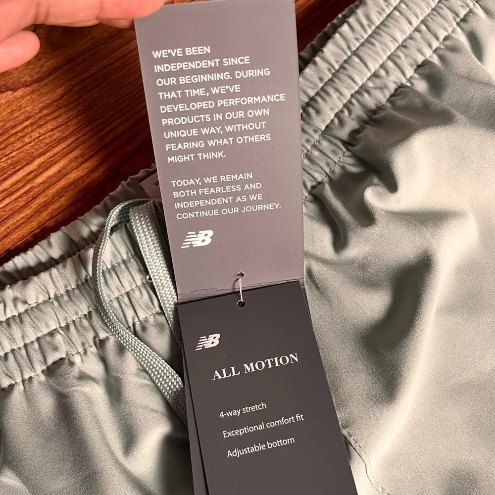 New Balance woman's sports Joggers with zips at bottom Size Large - Image 12