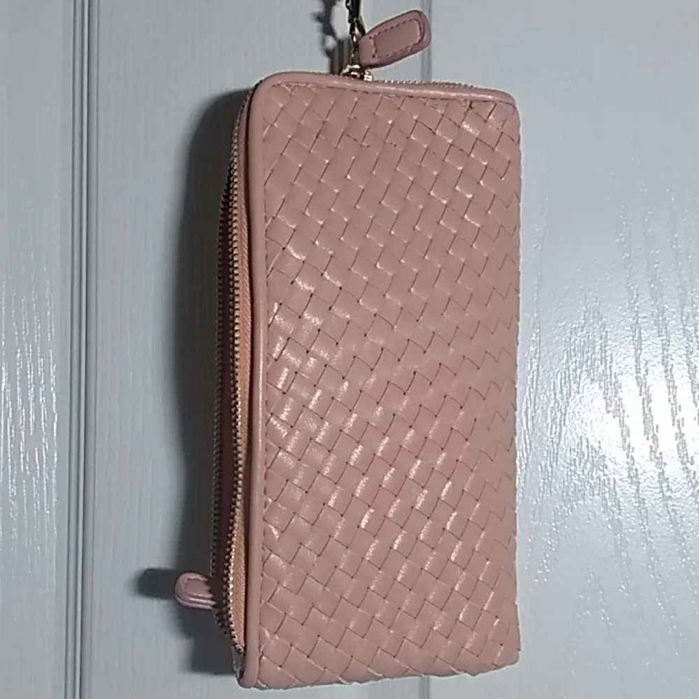 FINAL MARKDOWN SEND OFFERS Ladies' Under One Sky Wristlet - Image 3