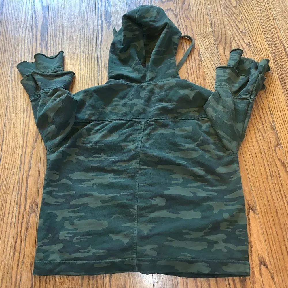 Sanctuary Camouflage Ruffle Sleeve Hoodie Jacket - Image 7