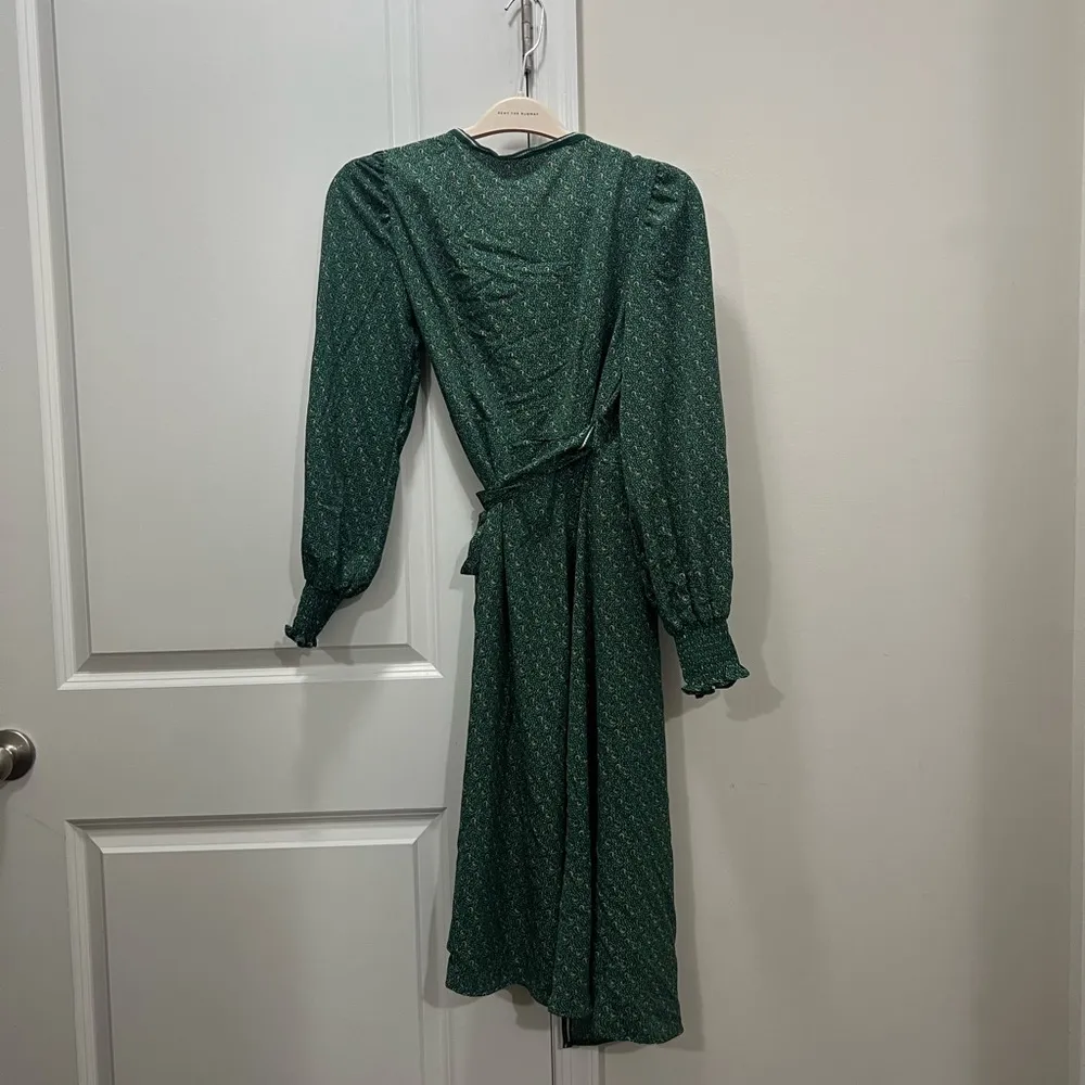Max Studio Green Crepe Long Sleeve Smocked Wrap Dress Size Small $128 - Image 6