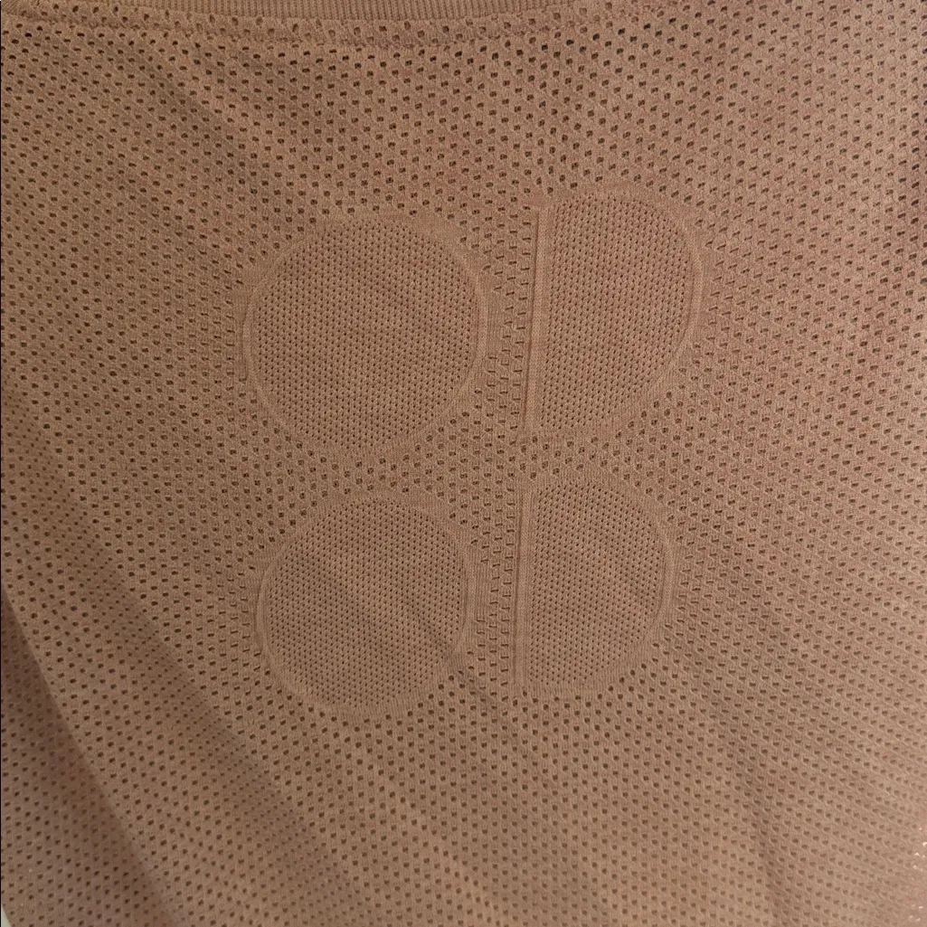 Sweaty Betty Raglan 3/4 Sleeve, Mesh back Top, Medium, Like New - Image 5