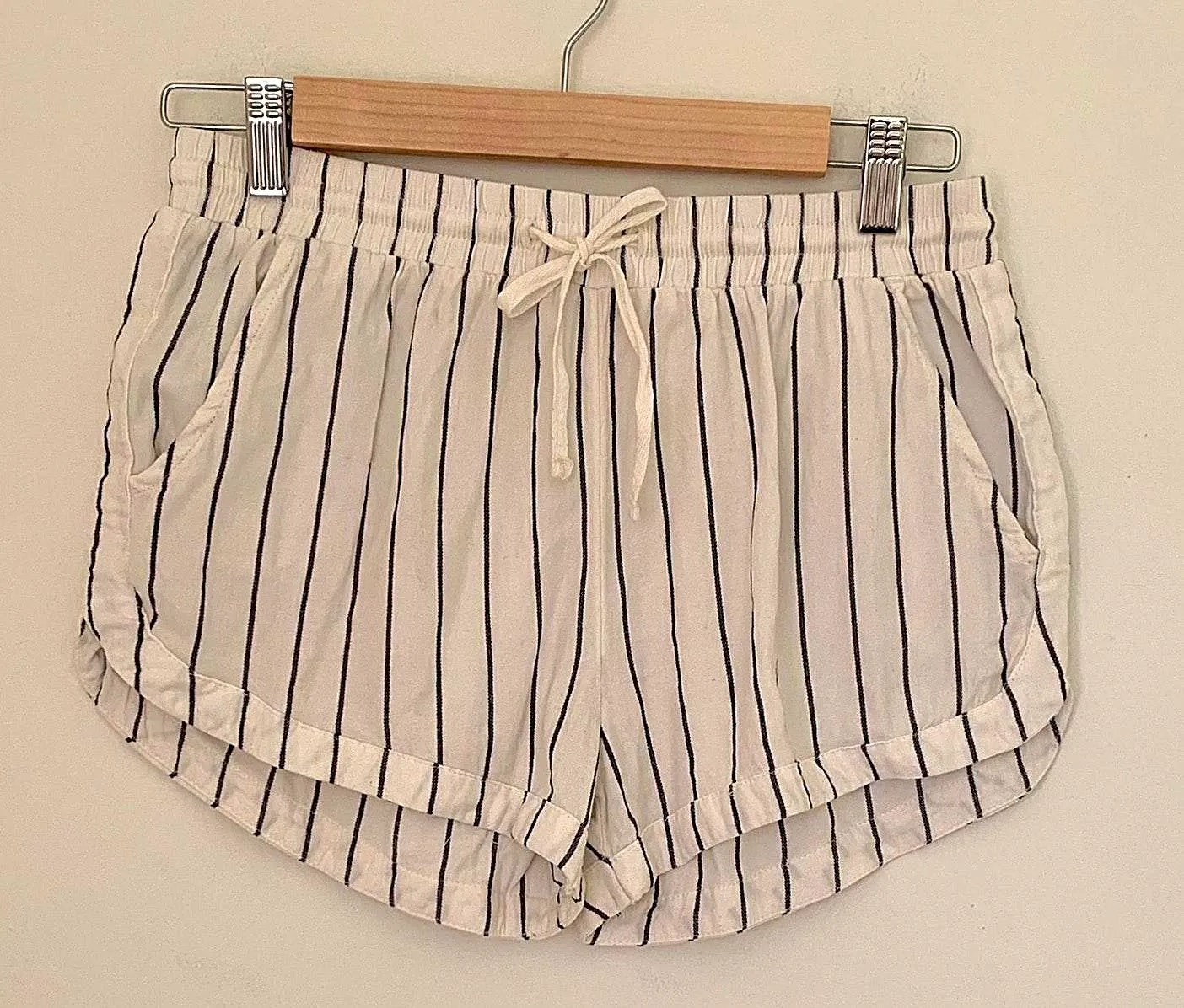 Billabong size medium shorts - Image 2