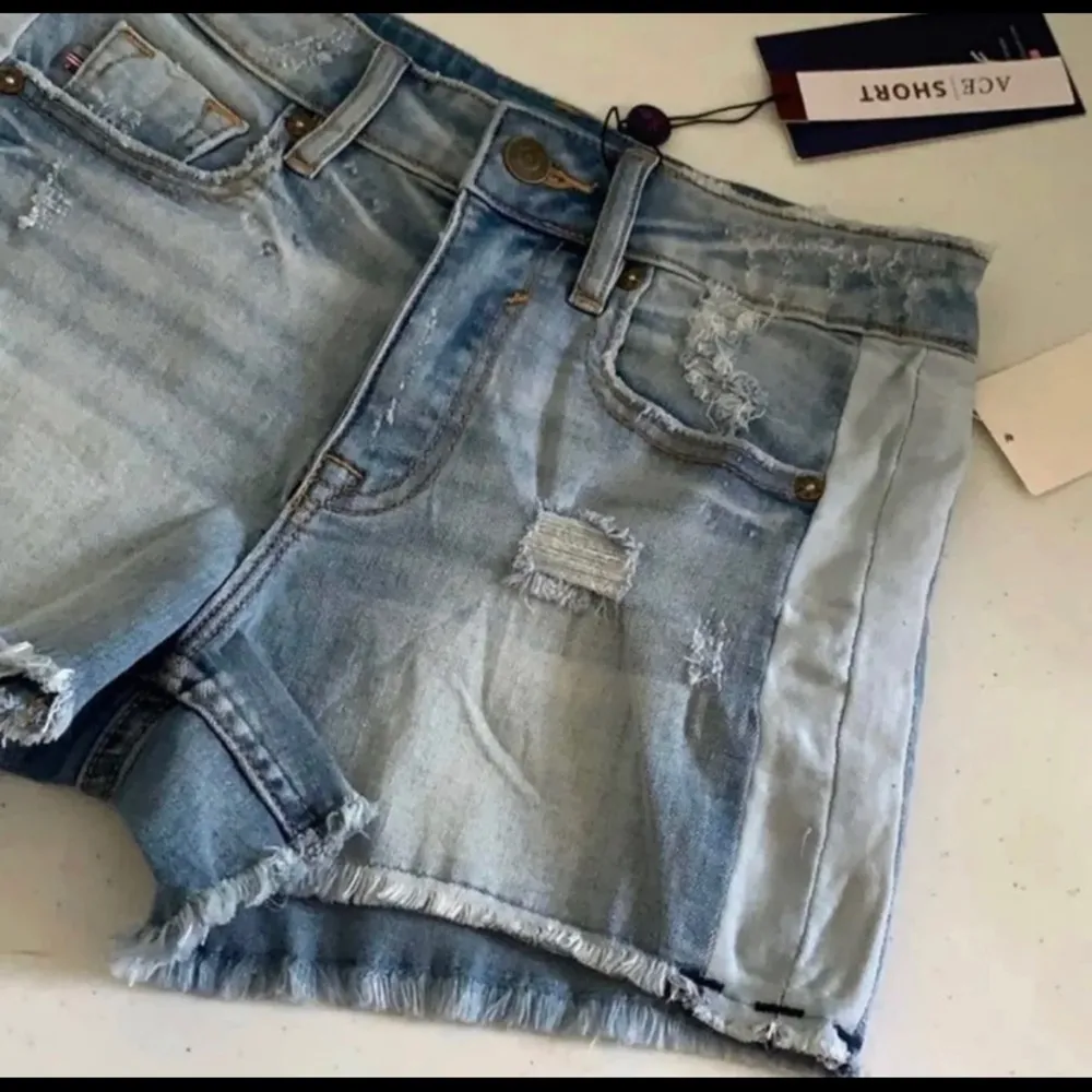 NWT VIGOSS light wash distressed Jean shorts size 24 - Image 3