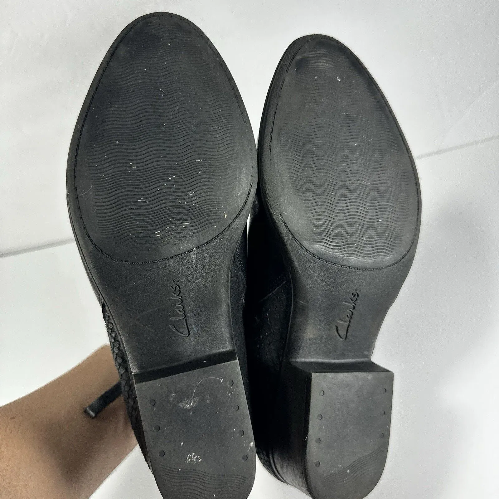 Clarks Women's Black Leather Ankle Boots Size 9.5 M Snakeskin Embossed Heel Zip - Image 7