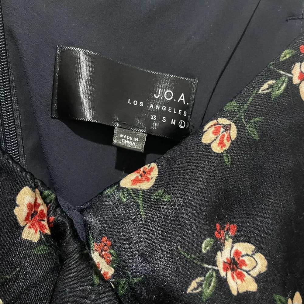 J.O.A cold shoulder floral ruffle mini dress - Image 3