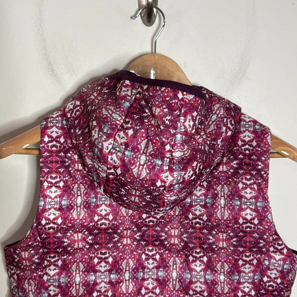 Title nine Hooded Quilted Puffer Vest Maroon Pink Ikat Pattern size M - Image 7