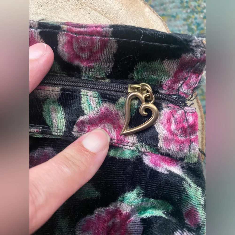 Pair of vintage 90s Victoria’s Secret floral velvet makeup cosmetic bags - Image 4