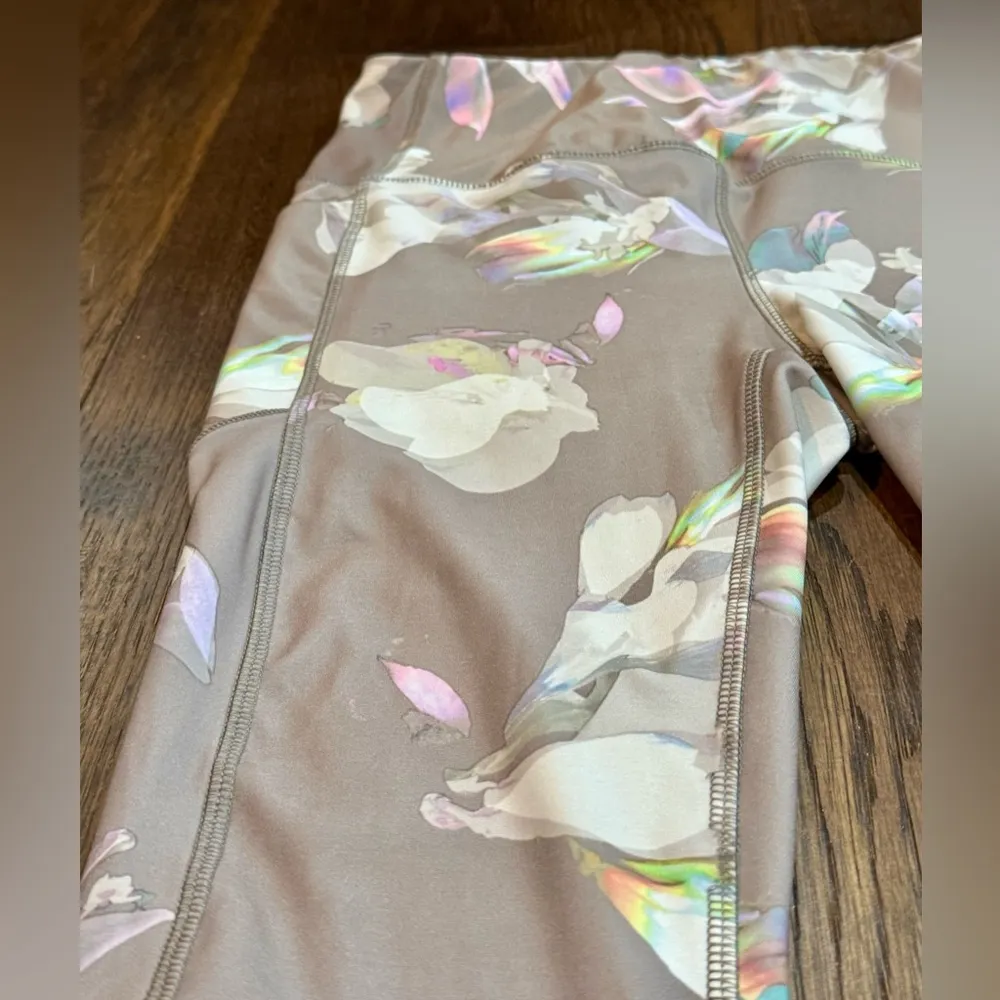 Women’s RBX leggings - beige w/ floral design - thigh pockets - size Large - Image 2