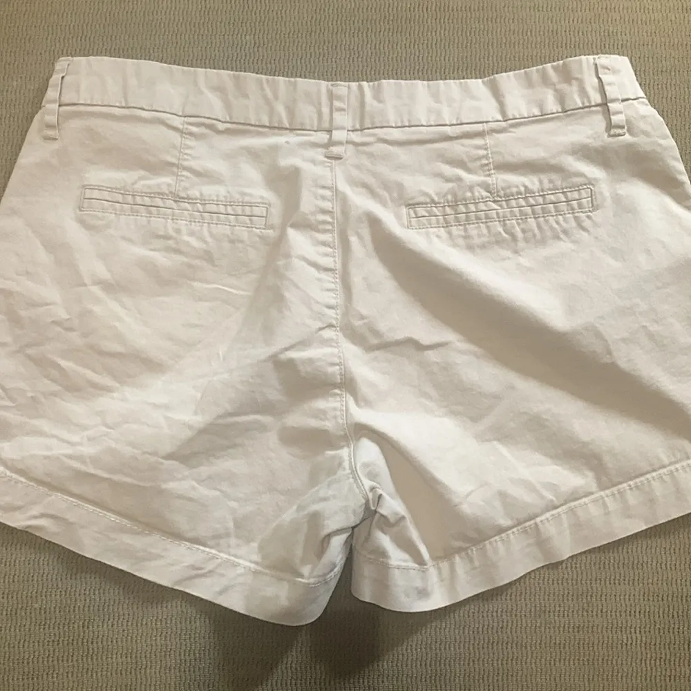 Old Navy Cream Bermuda Shorts Classic Style - Image 3
