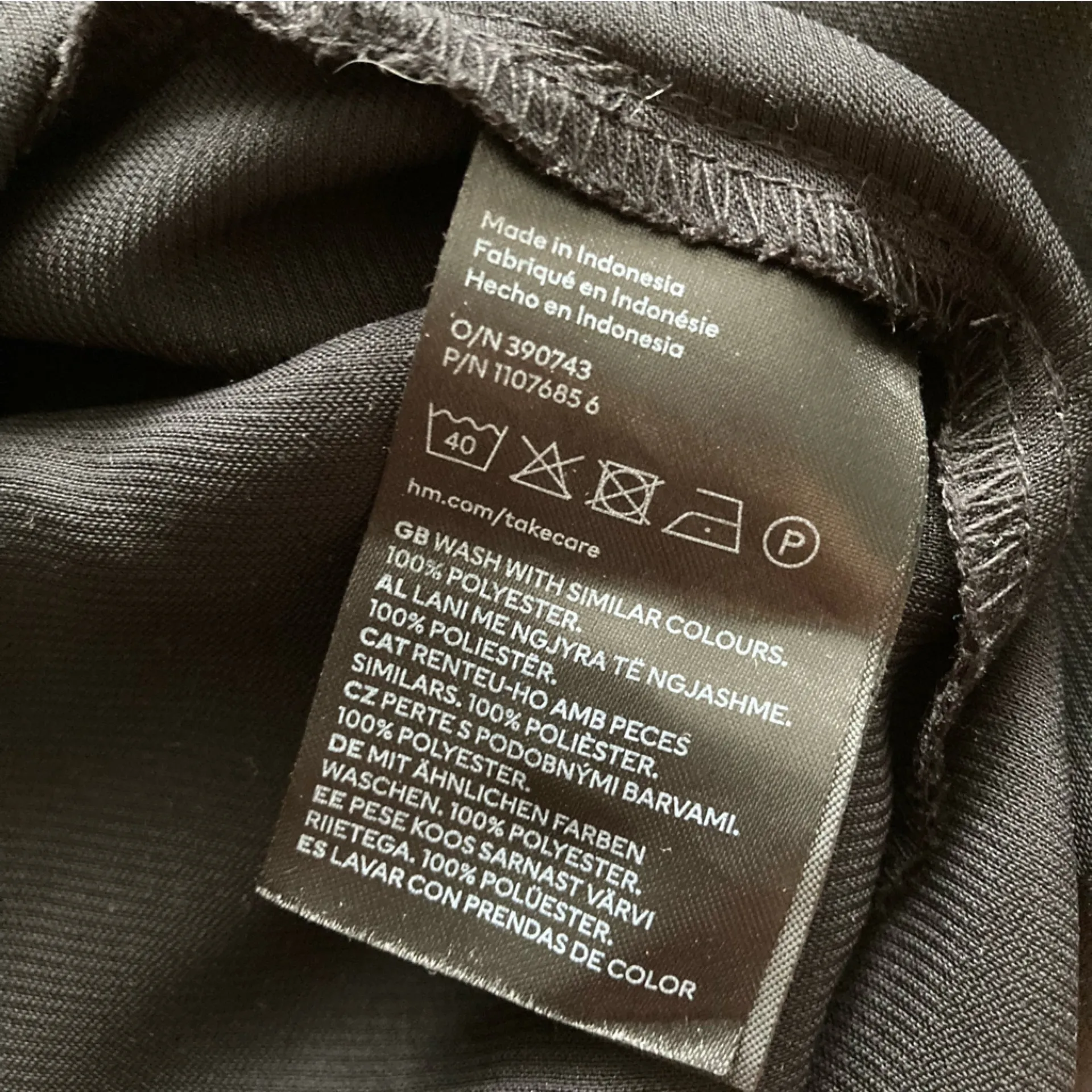 H&M Oversized Silky Button Down Blouse Size Medium Black Long Sleeve Like New - Image 9