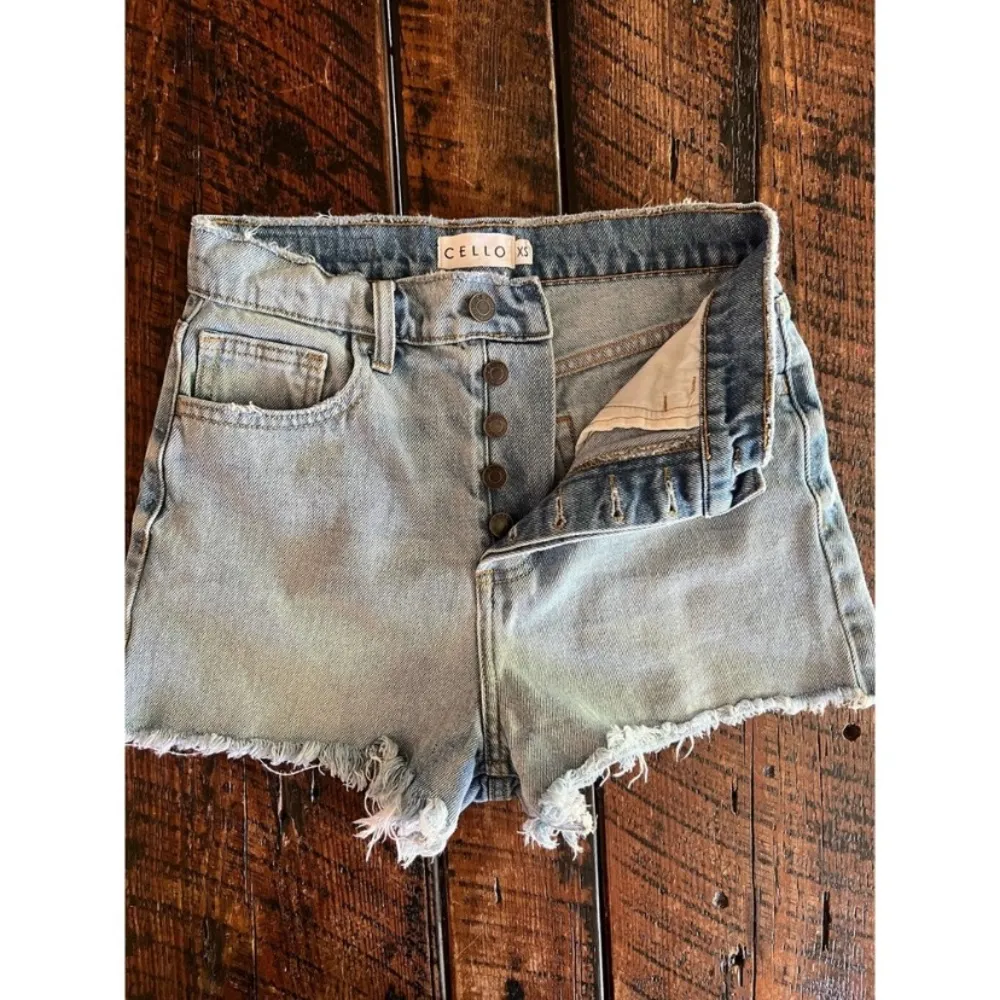 CELLO High Rise Mom denim jean shorts with hidden button up fly, Size XS. - Image 3