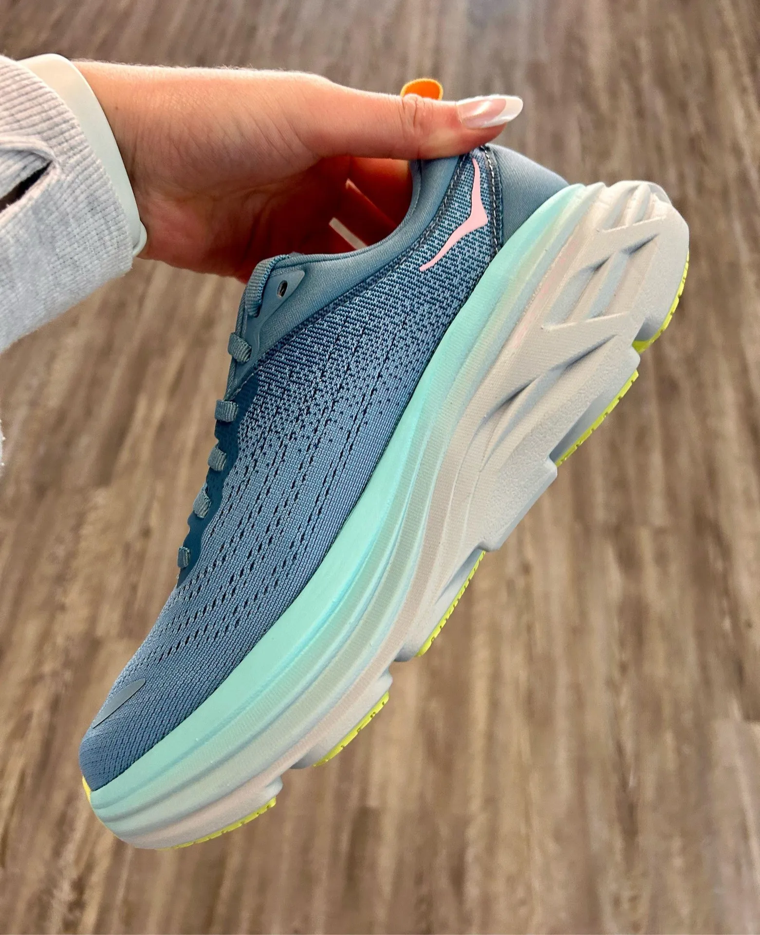 Women Hoka Bondi 9 size 6.5 - Image 2