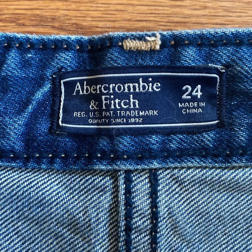 Abercrombie & Fitch Denim Raw Hem Skirt. NWOT. Size 24 - Image 5