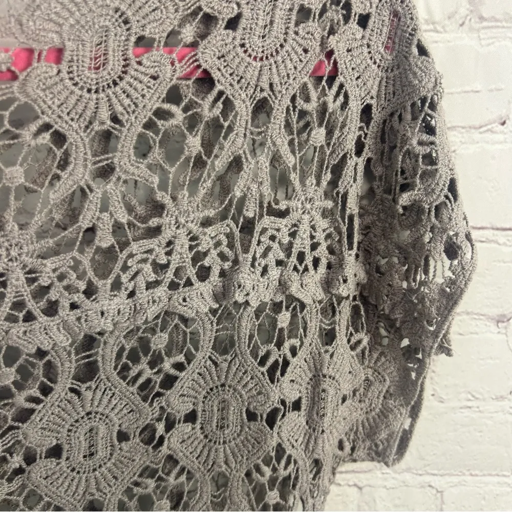 Solitaire by Ravi Khosla tiered grey boho crochet top size Medium retro chic - Image 3