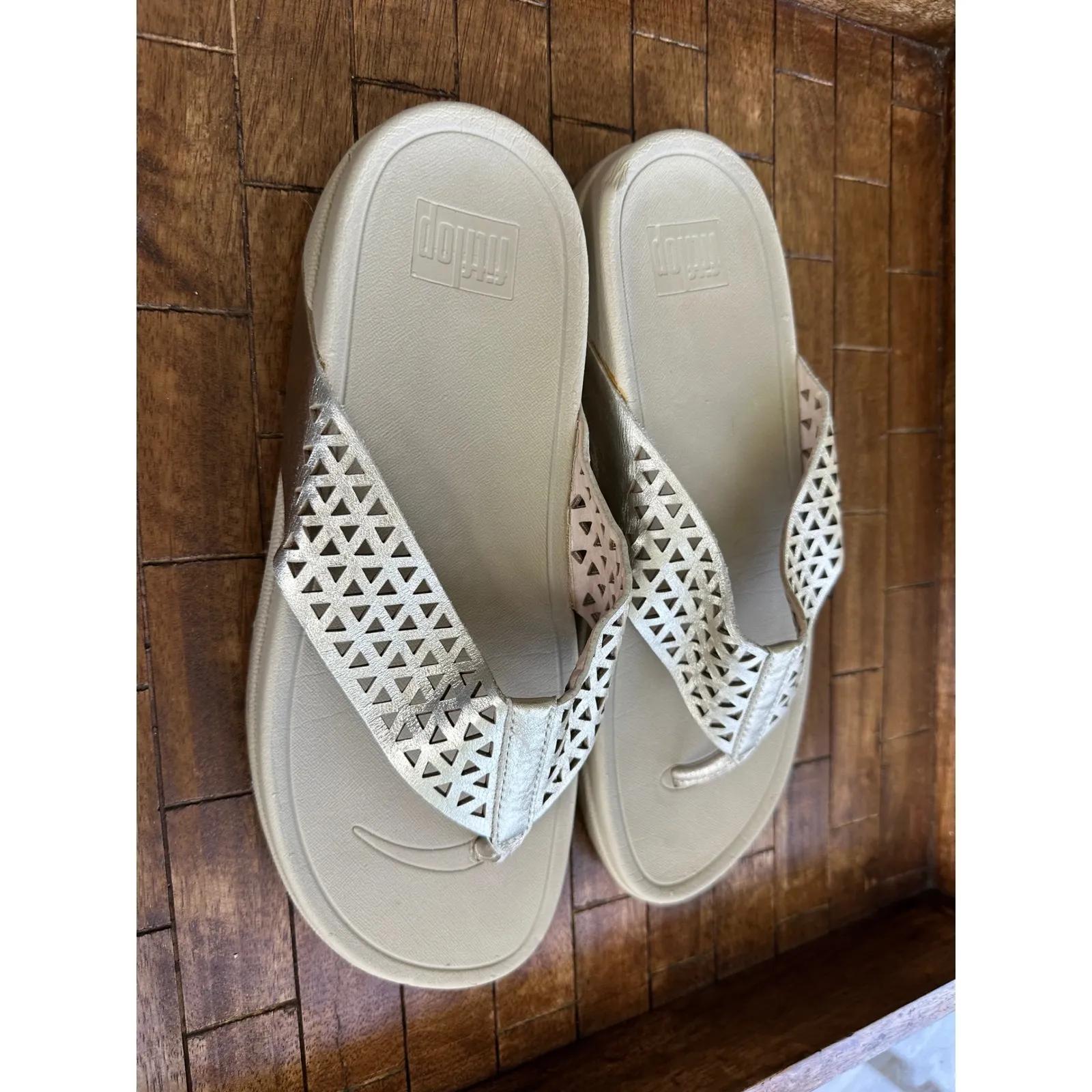 Fitflop‎ Iqushion Sparkle Laser Cut Flip Flops Comfort Sandals Gold Size 11 - Image 3