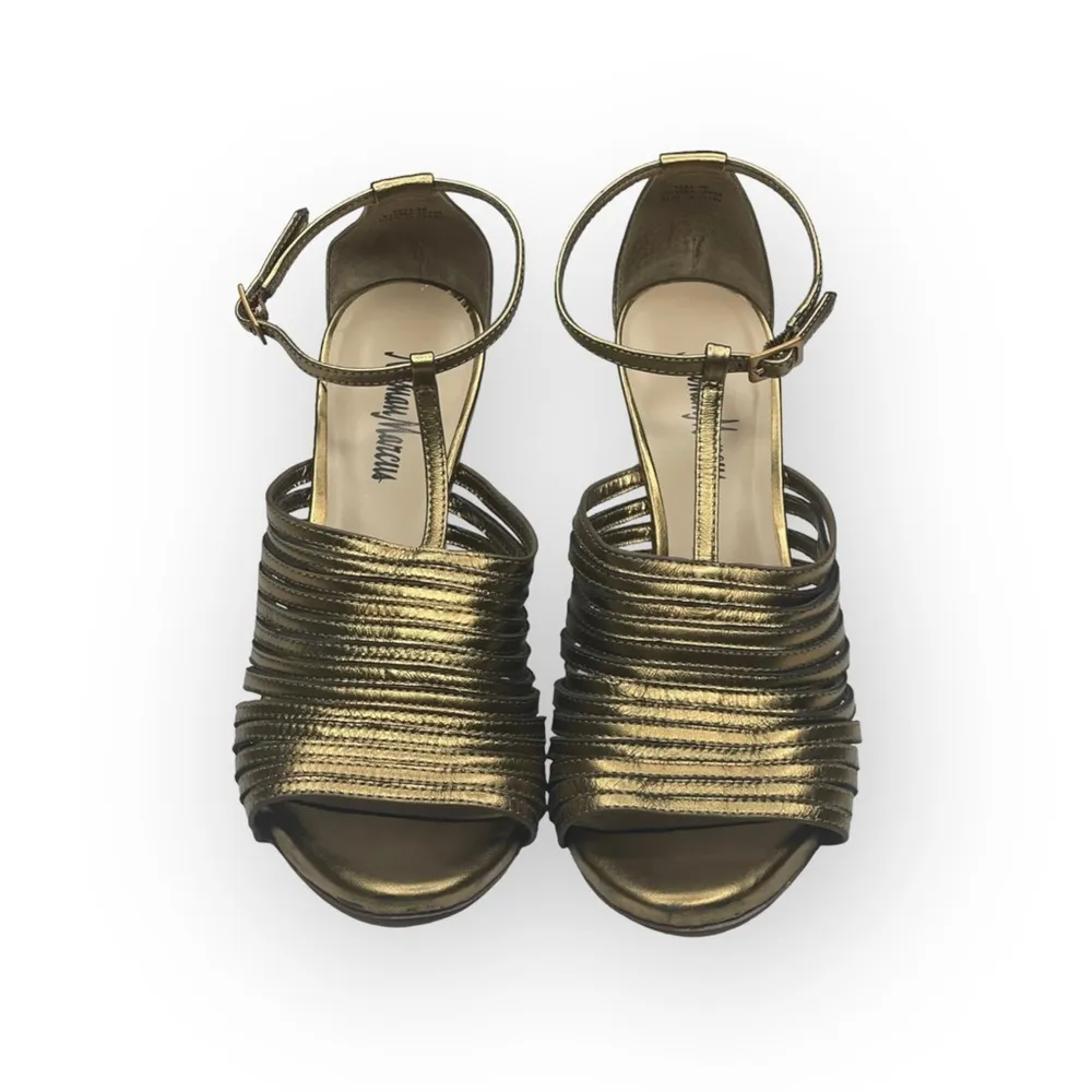 Neiman Marcus 𖤐 T-Strap Stiletto Heeled Sandal 𖤐 Metallic Gold Leather 𖤐 8M - Image 10