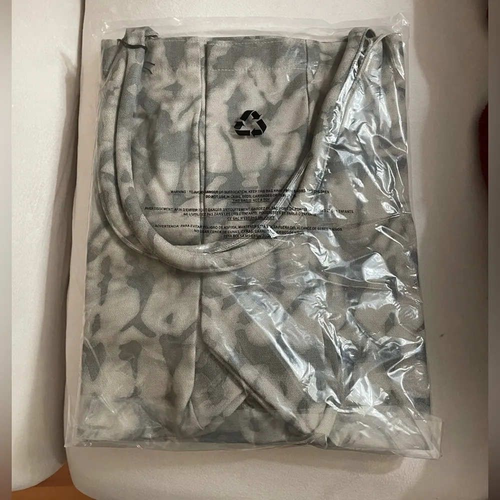 NWT Alo Yoga Shopper Tote Bag Tie Dye Oversized Heavy Duty Canvas Grey/Black - Image 9
