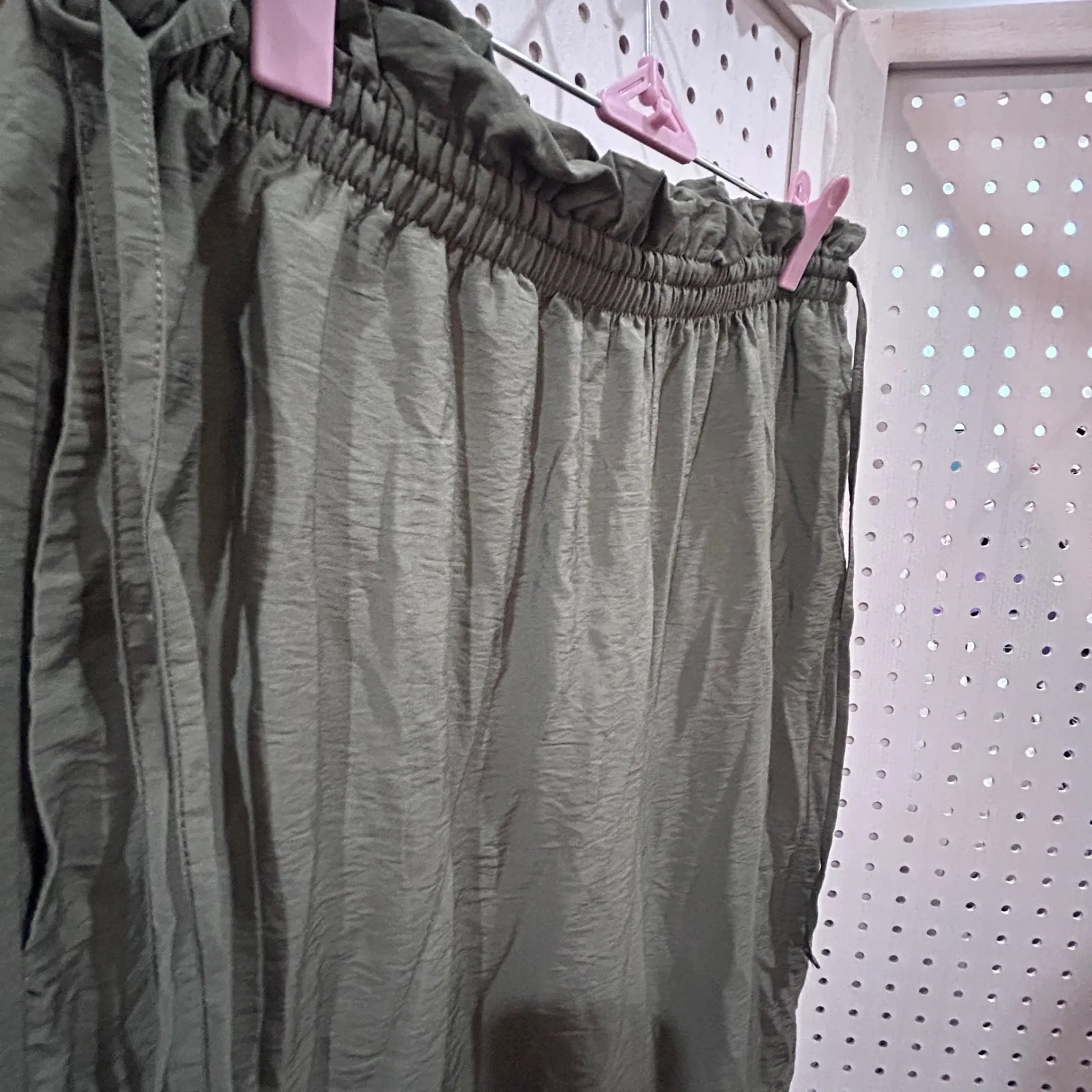 NWT Olive Sage Green Wide Leg Cropped Pants Smocked Waist Tie Detail Casual - Image 5