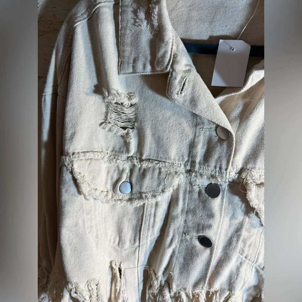POL  NWT fringe denim jacket, cream colored, distressed, small but oversized - Image 11