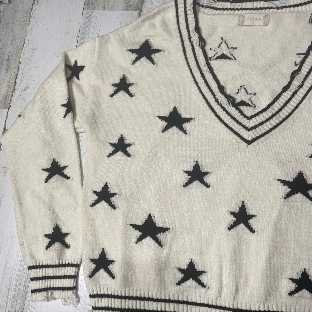 Altar’d State Star Print Deep V Neck Pullover Sweater Off White size M Folklore - Image 5
