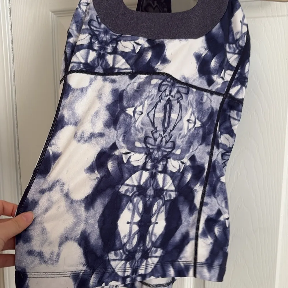 Lululemon Scoop Neck Workout Tank Top Woman’s Blue Abstract Size 8 Built In Bra - Image 5