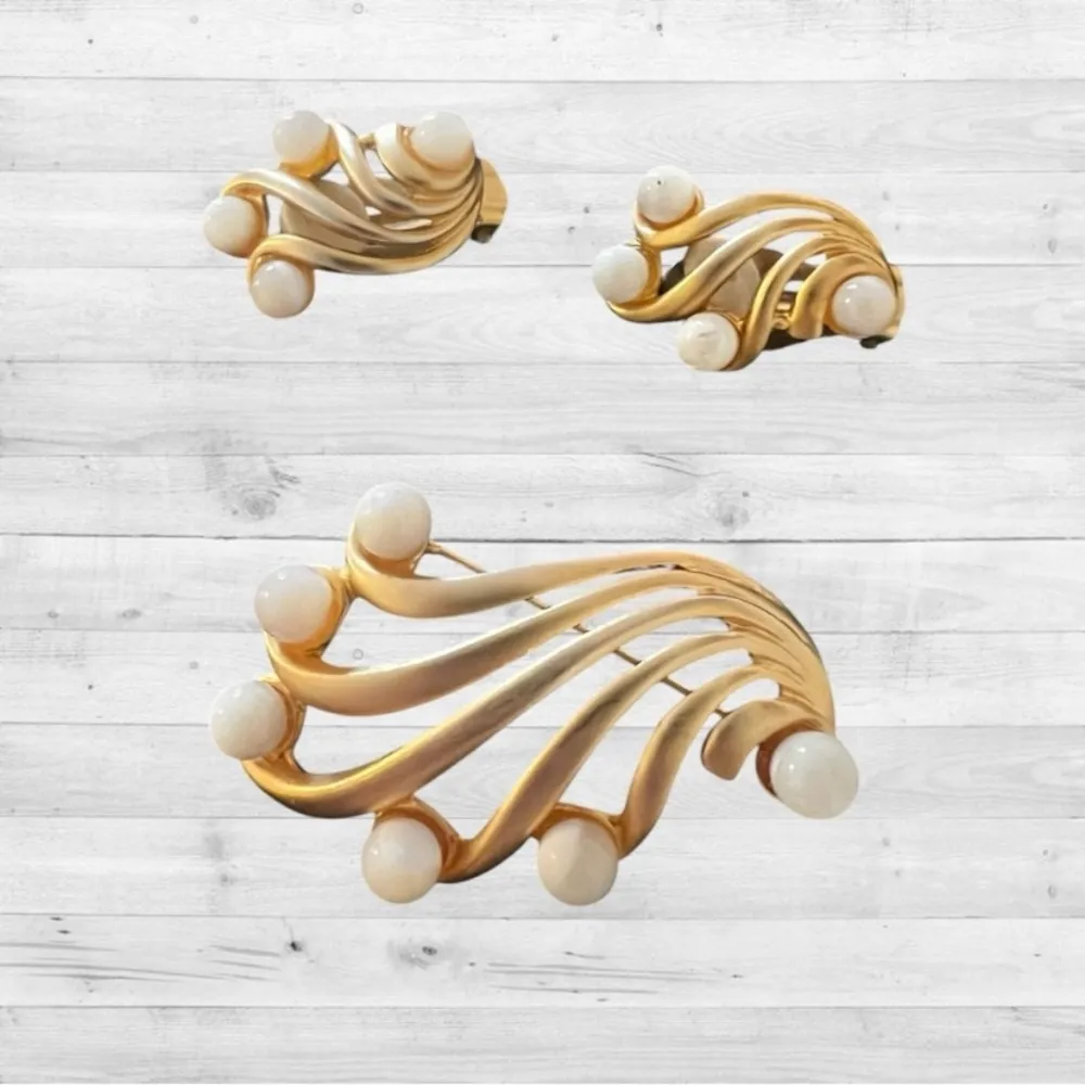 Roman 1950’S WING PEARL DEMI PARURE BROOCH & clip on Earrings set original Box Gold - Image 4