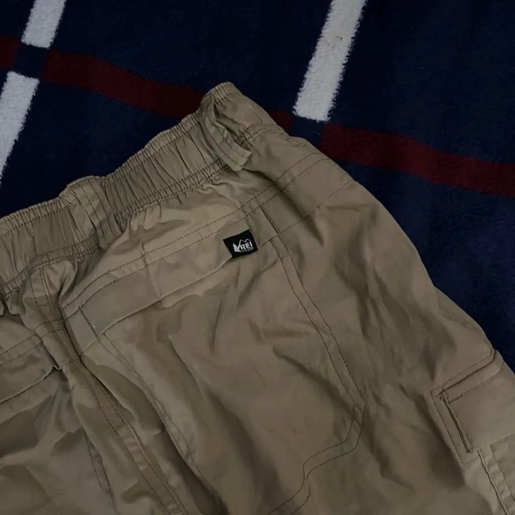 REI Co Op Women’s beige convertible pants size 0 hiking wilderness camping Tan - Image 3