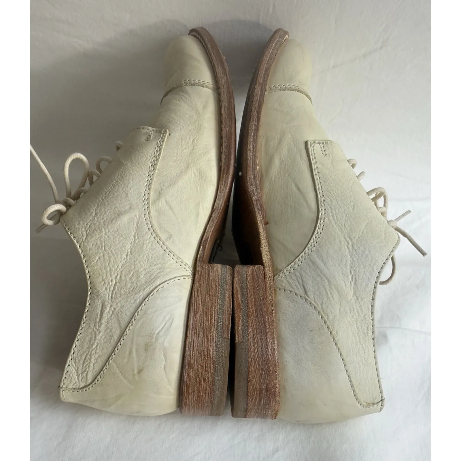 Frye Women’s Oxford Shoes US 7B Light Beige, Slightly Textured Leather - Image 4