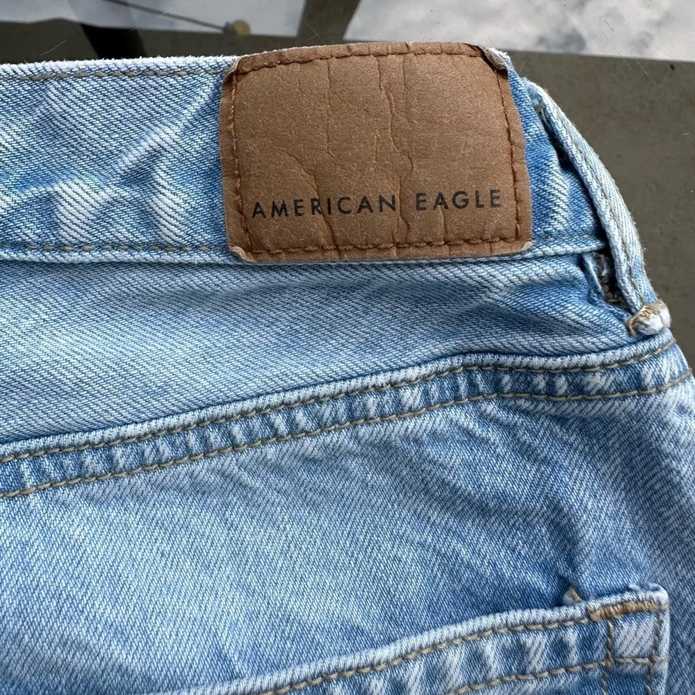 American Eagle Relaxed Mom Jean in Light Blue Wash Size 2 Long High Rise Tapered - Image 12