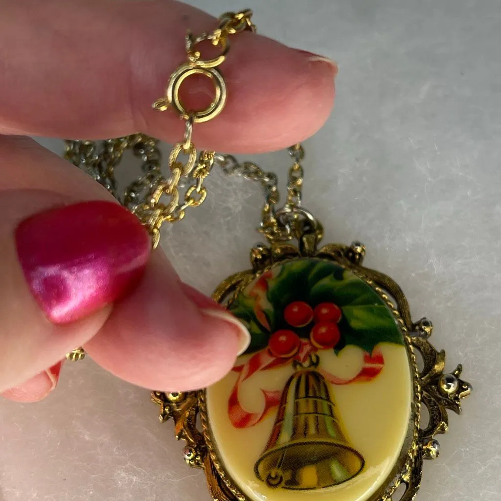 Vintage Christmas scene cameo style necklace Gold - Image 4