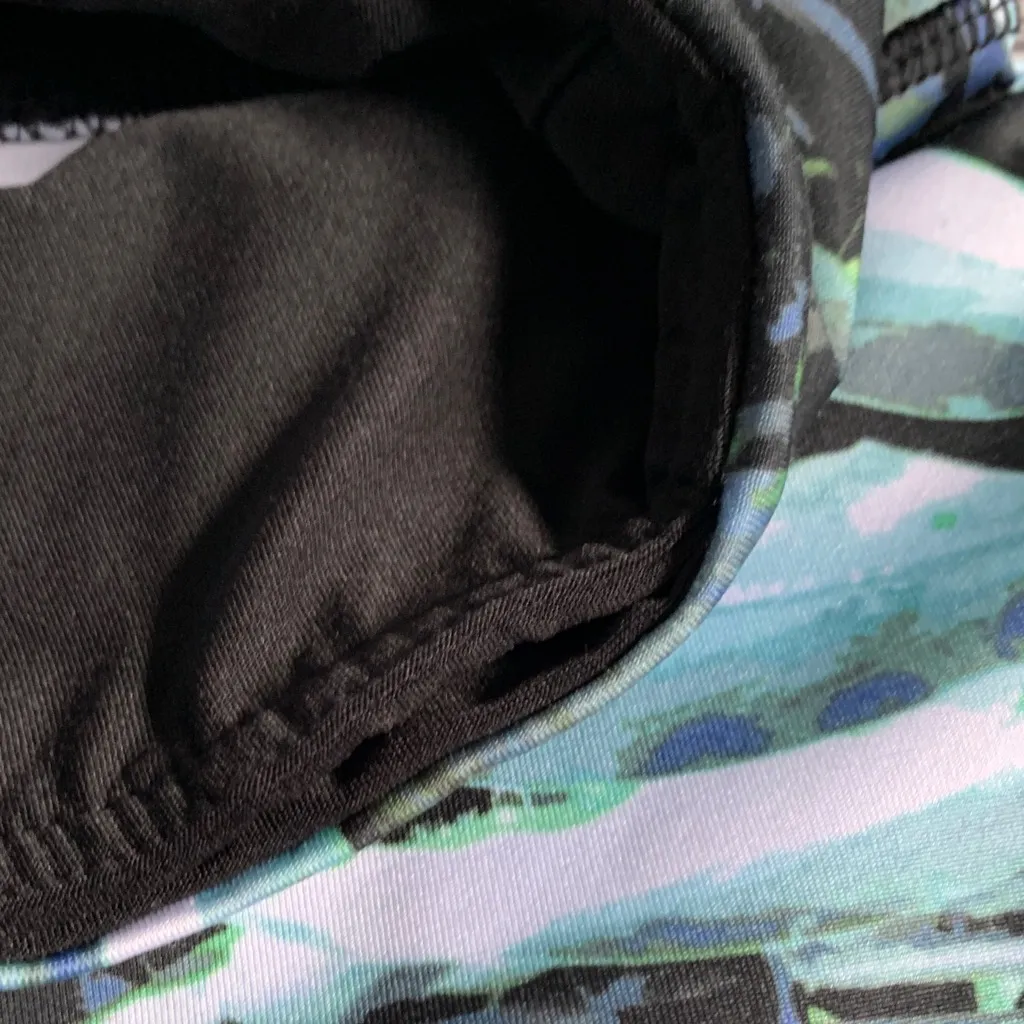 Women’s Tropical Print Cropped Leggings Black Size M - Image 3